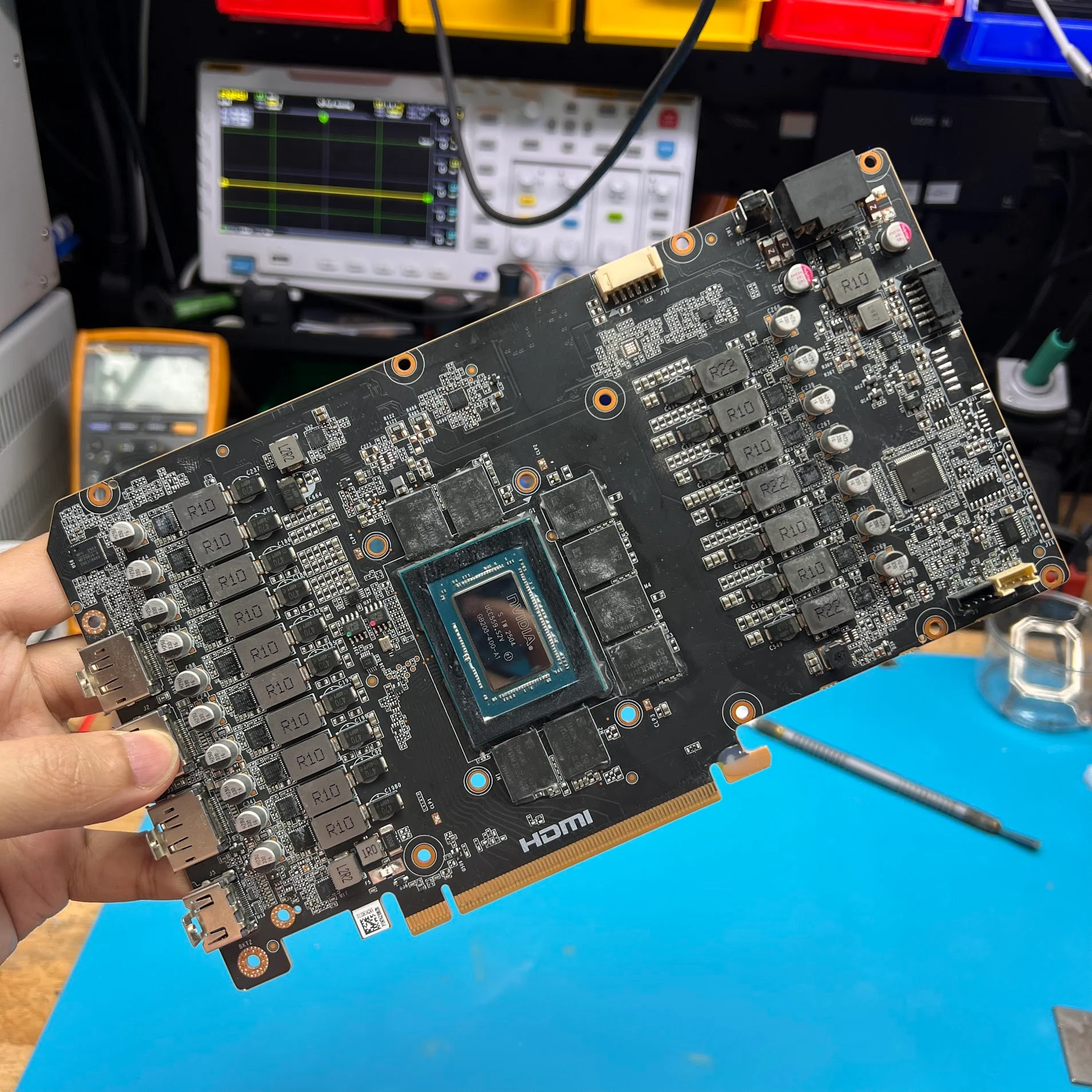 ช่างทีคอมตรวจซ่อมการ์ดจอ ZOTAC RTX 5080 เปิดไม่ติดบนโต๊ะซ่อม